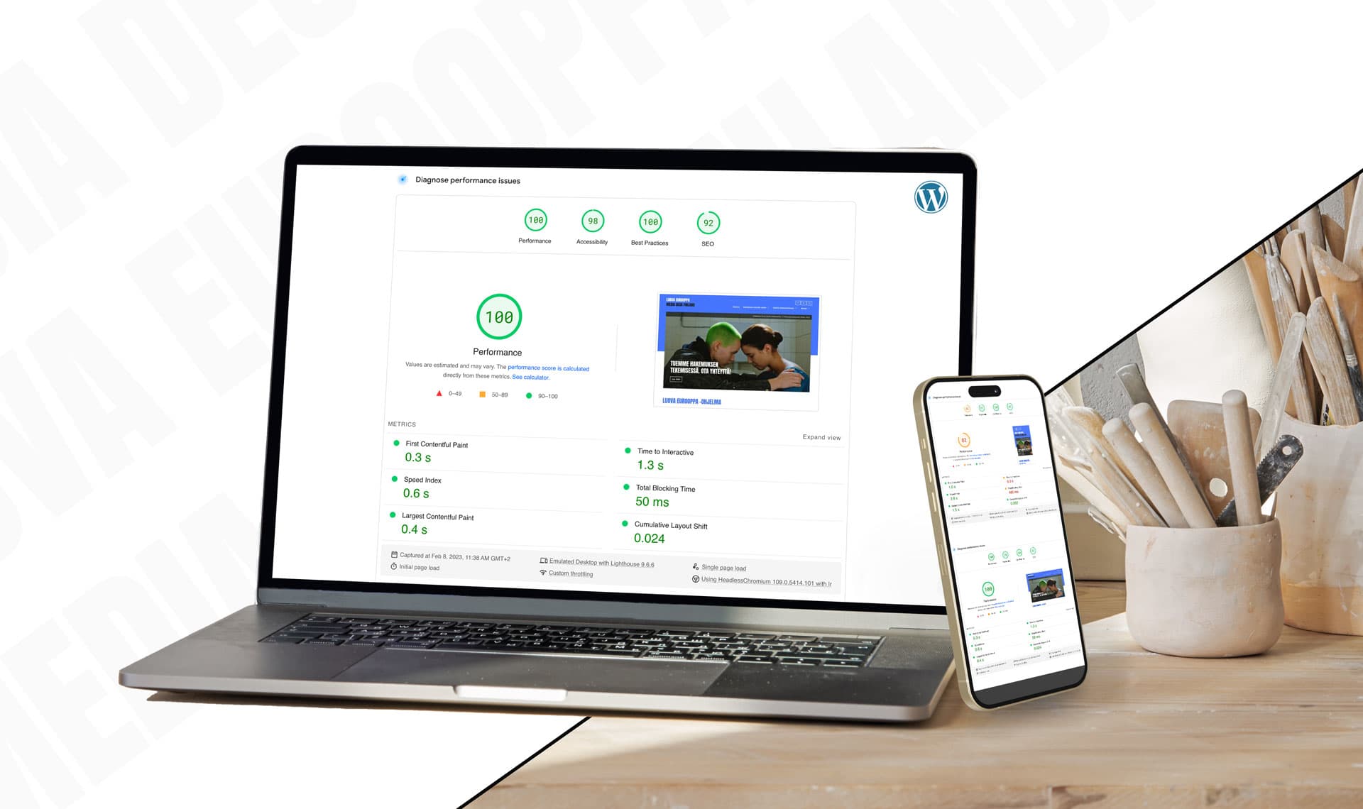 Kuvassa on kannettava tietokone, jonka ruudulla Media Deskin verkkosivusto verkkosivuston tehokkuustyökalussa, joka näyttää maksimipisteitä.