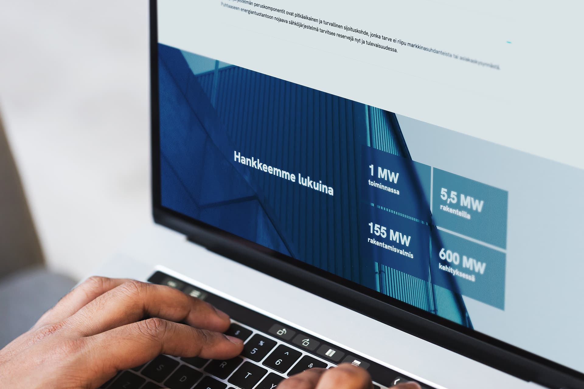 Kuvassa kannettava tietokone, jossa Enetron Parkin uusi verkkosivusto avattuna.