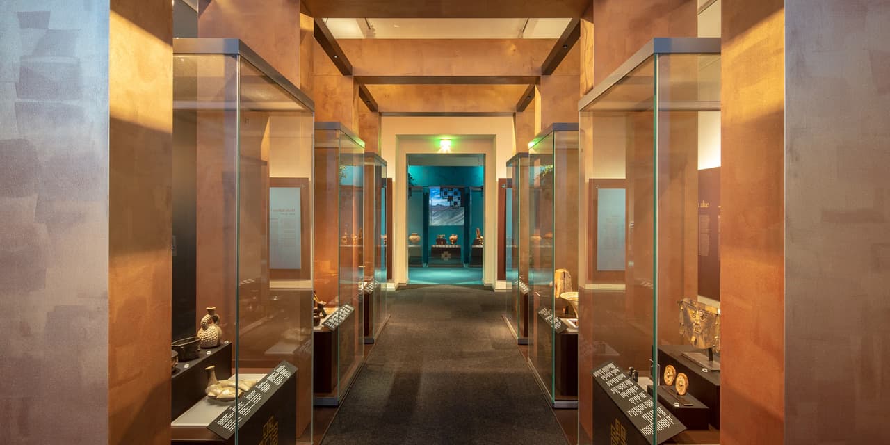 Kuva näyttelyn vitriineistä